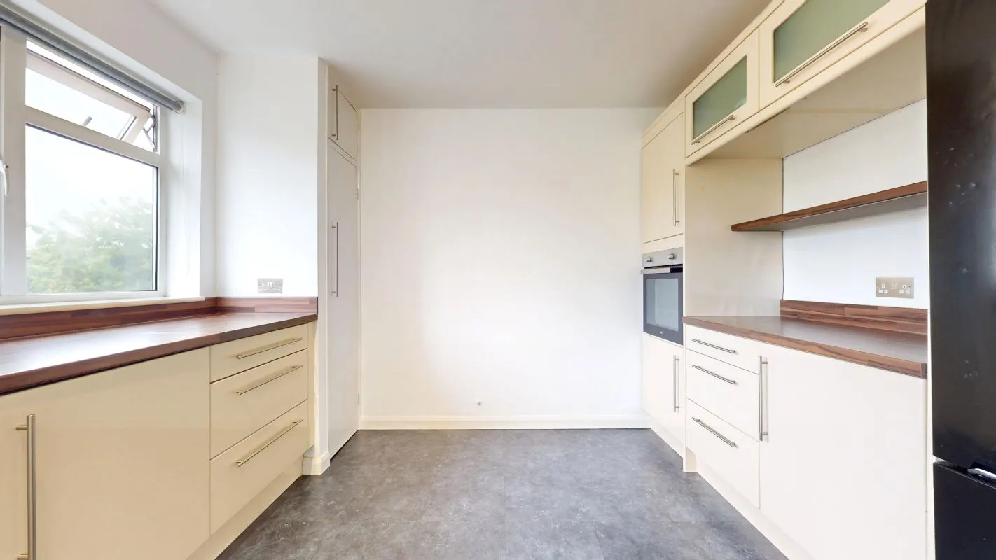 Online Property Auction in London: Thatcham Court, High Road, Whetstone, N20 9QU | Auction ends 17/09/2025, a Guide Price of £325,000+.