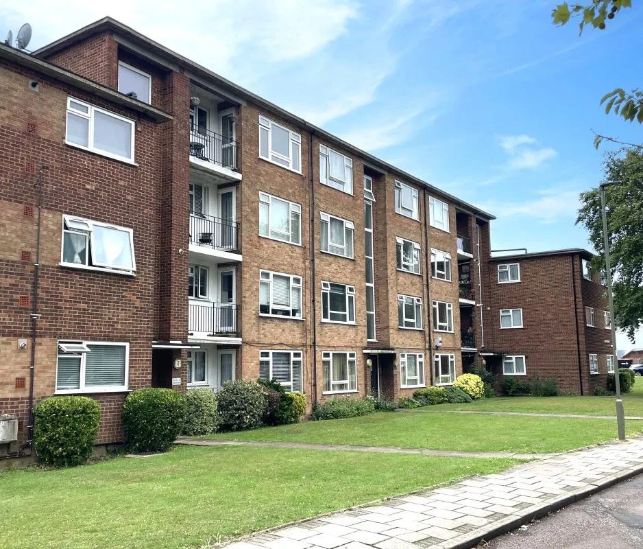 Online Property Auction in London: Thatcham Court, High Road, Whetstone, N20 9QU | Auction ends 17/09/2025, a Guide Price of £325,000+.