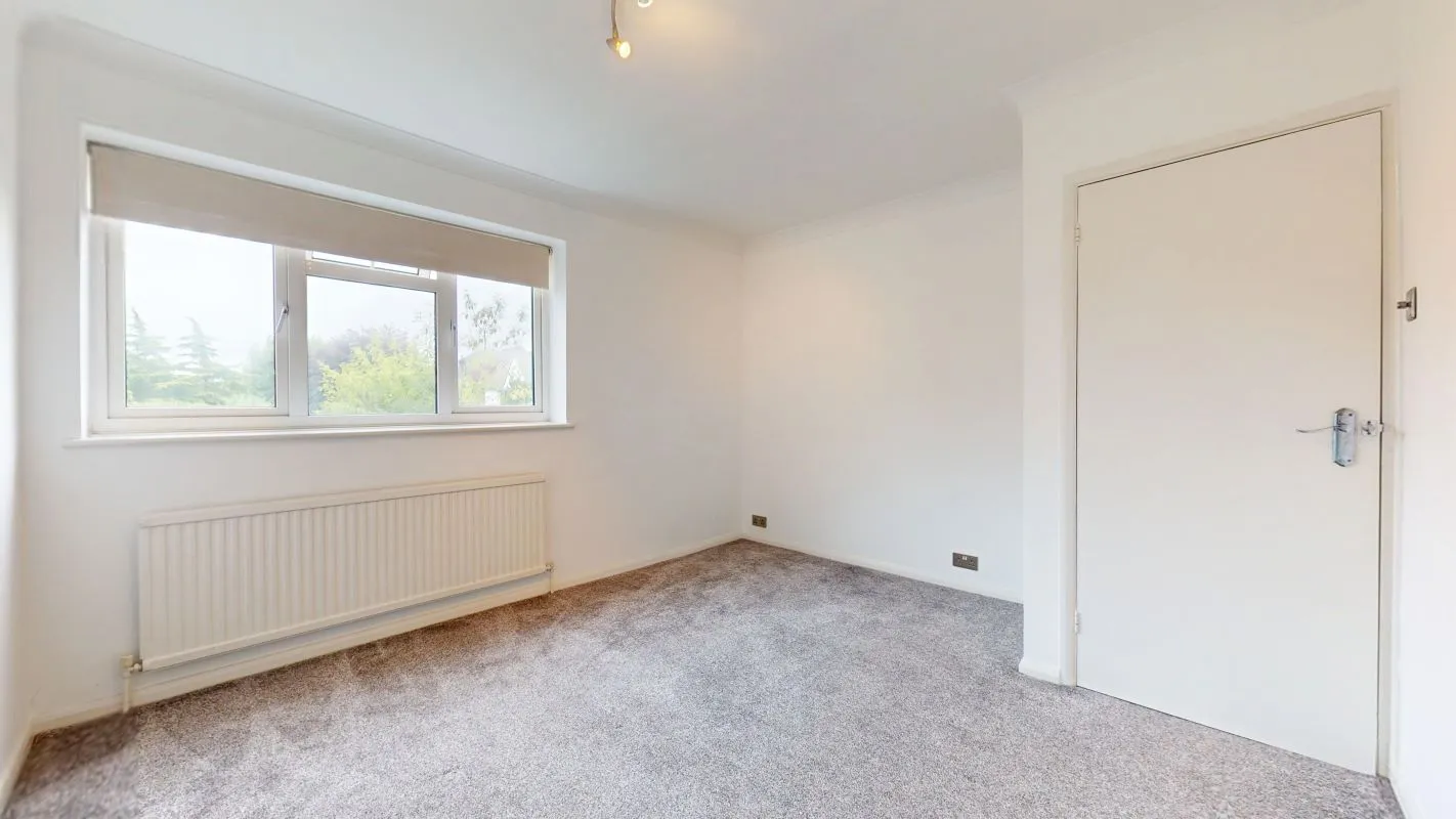 Online Property Auction in London: Thatcham Court, High Road, Whetstone, N20 9QU | Auction ends 17/09/2025, a Guide Price of £325,000+.