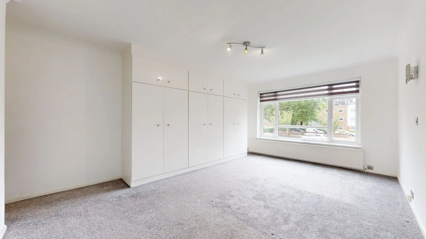 Online Property Auction in London: Thatcham Court, High Road, Whetstone, N20 9QU | Auction ends 17/09/2025, a Guide Price of £325,000+.