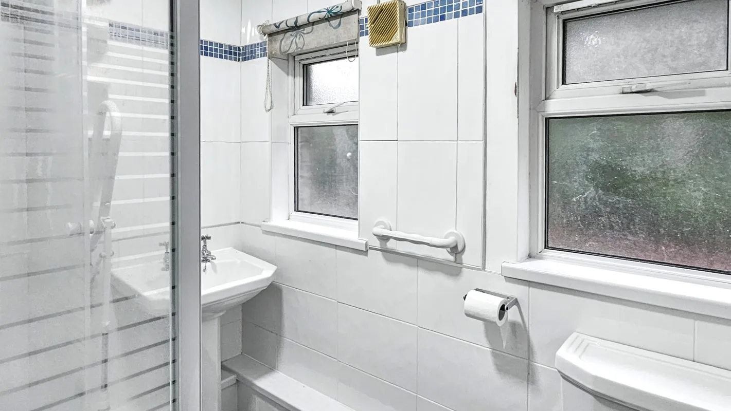 Online Property Auction in London: Teviot Road, Tilehurst, Reading, RG30 4SS | Auction ends 17/09/2025, a Guide Price of £160,000+.