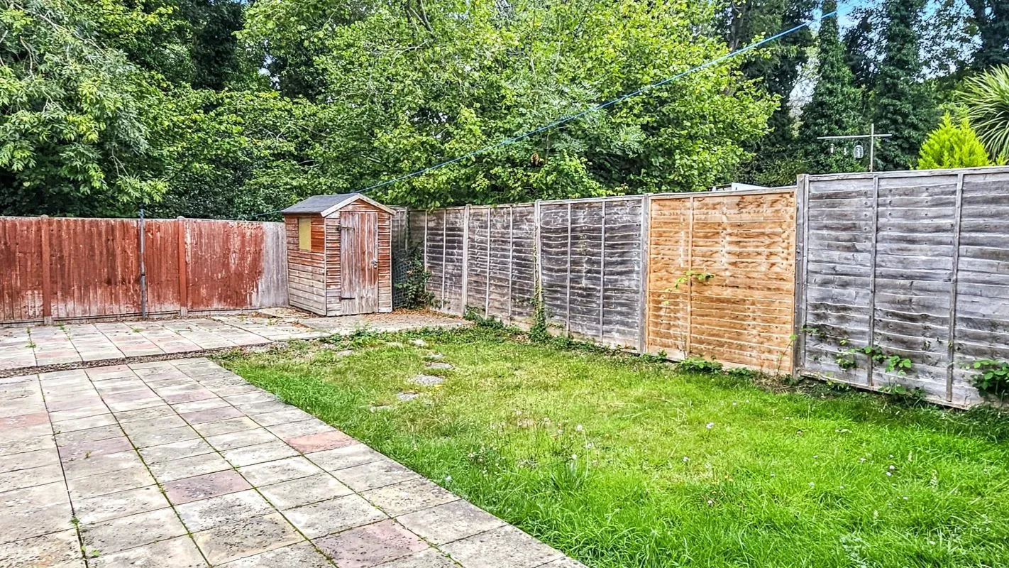Online Property Auction in London: Teviot Road, Tilehurst, Reading, RG30 4SS | Auction ends 17/09/2025, a Guide Price of £160,000+.