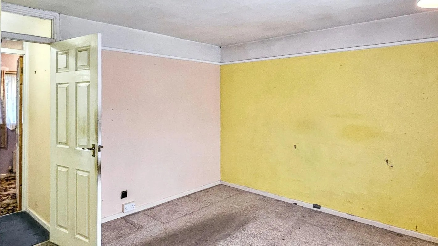 Online Property Auction in London: Teviot Road, Tilehurst, Reading, RG30 4SS | Auction ends 17/09/2025, a Guide Price of £160,000+.