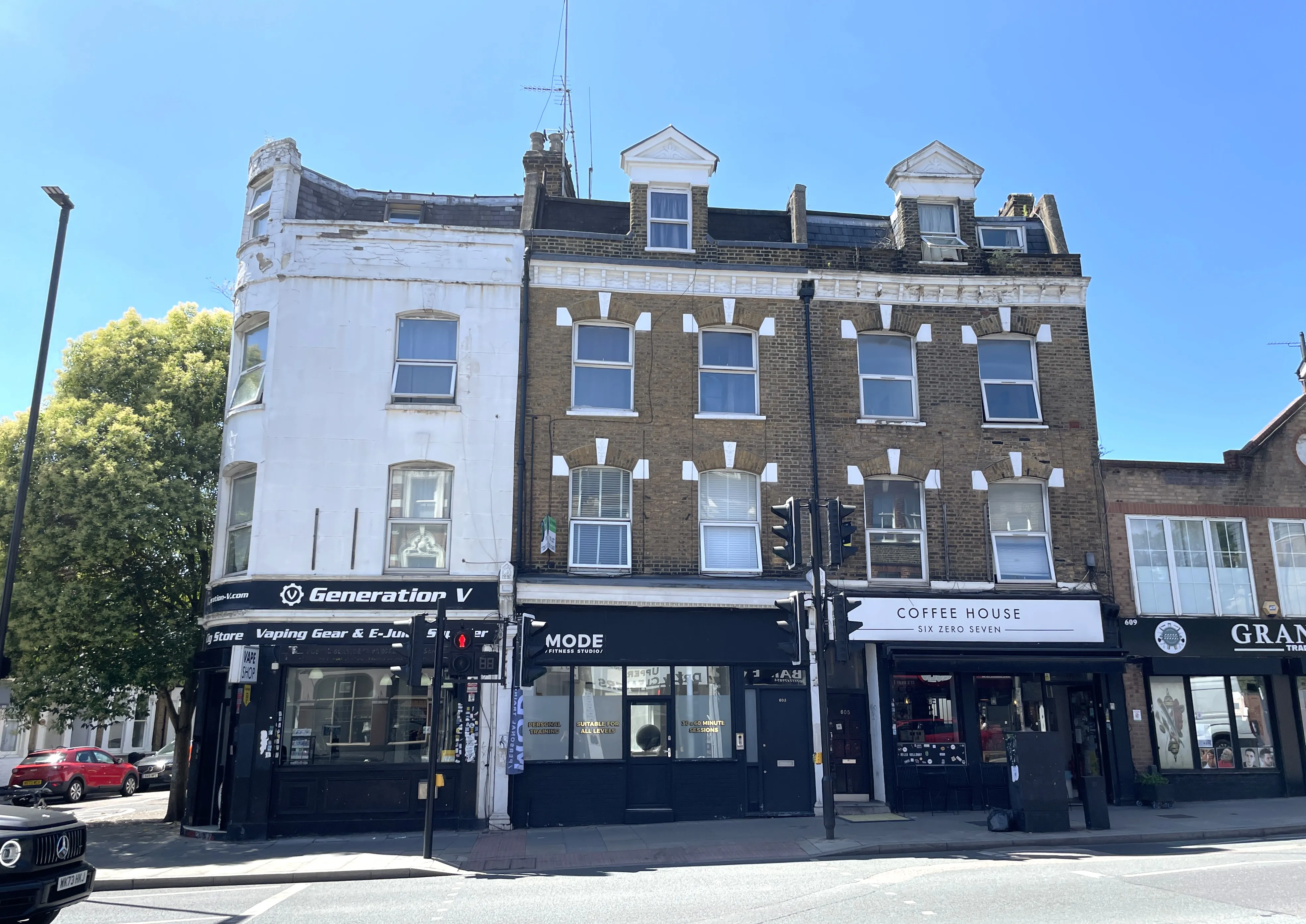 Online Property Auction in London: Holloway Road, Archway, N19 4DJ | Auction ends 17/09/2025, a Guide Price of £325,000+.