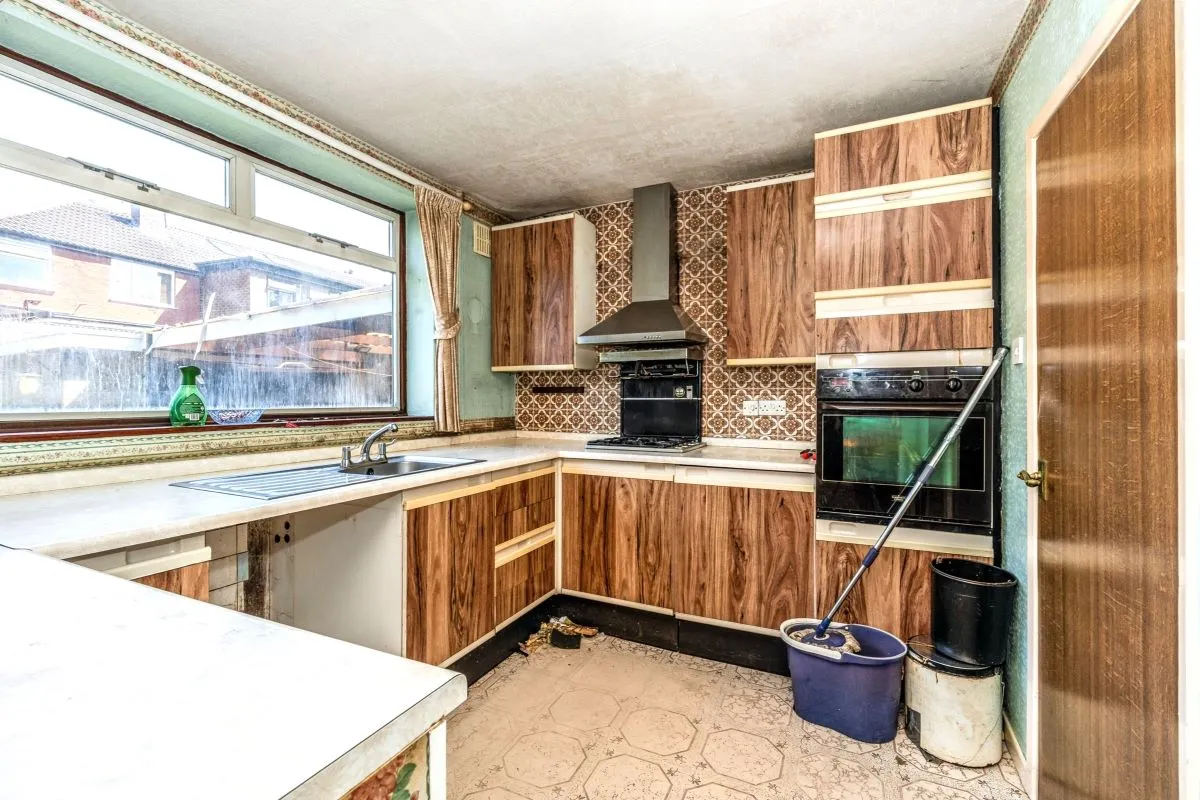 Online Property Auction in London: Greenside Lane, Droylsden, Manchester, M43 7SL | Auction ends 17/09/2025, a Guide Price of £120,000+.
