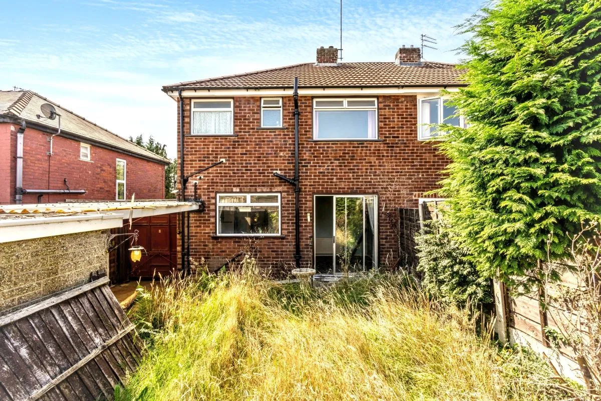 Online Property Auction in London: Greenside Lane, Droylsden, Manchester, M43 7SL | Auction ends 17/09/2025, a Guide Price of £120,000+.