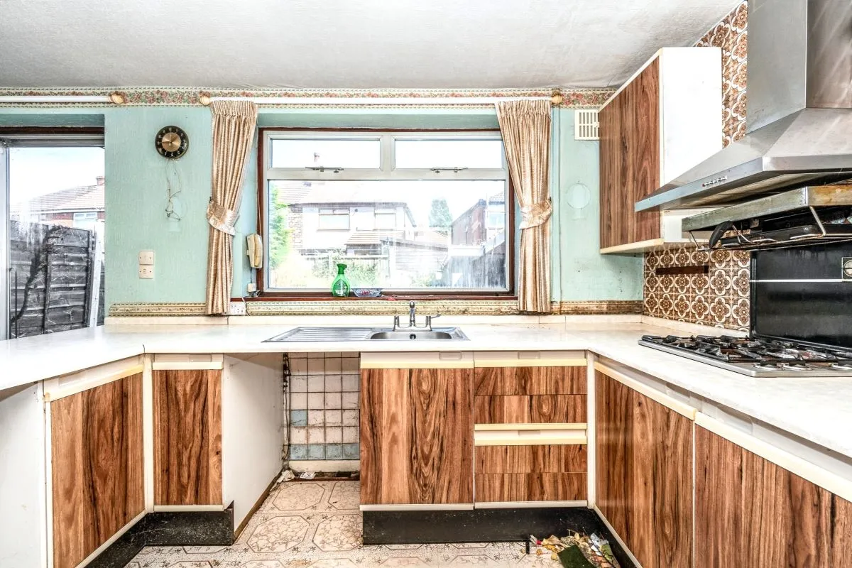 Online Property Auction in London: Greenside Lane, Droylsden, Manchester, M43 7SL | Auction ends 17/09/2025, a Guide Price of £120,000+.