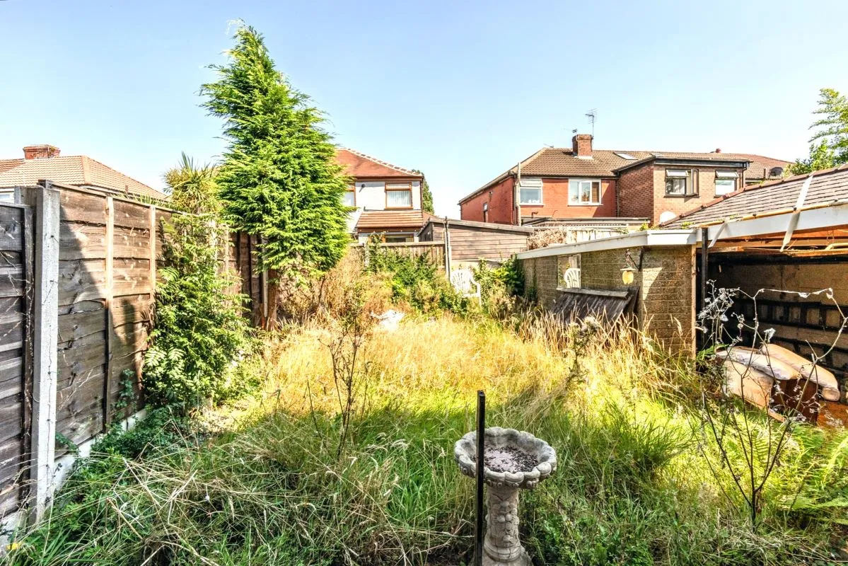 Online Property Auction in London: Greenside Lane, Droylsden, Manchester, M43 7SL | Auction ends 17/09/2025, a Guide Price of £120,000+.