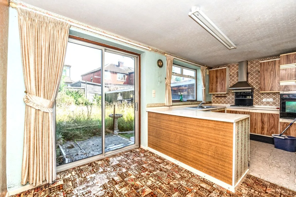 Online Property Auction in London: Greenside Lane, Droylsden, Manchester, M43 7SL | Auction ends 17/09/2025, a Guide Price of £120,000+.