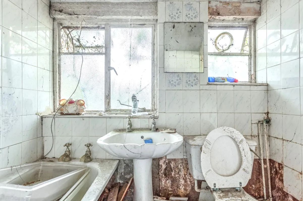 Online Property Auction in London: Whiteway Road, Bristol, BS5 7QR | Auction ends 17/09/2025, a Guide Price of £100,000+.