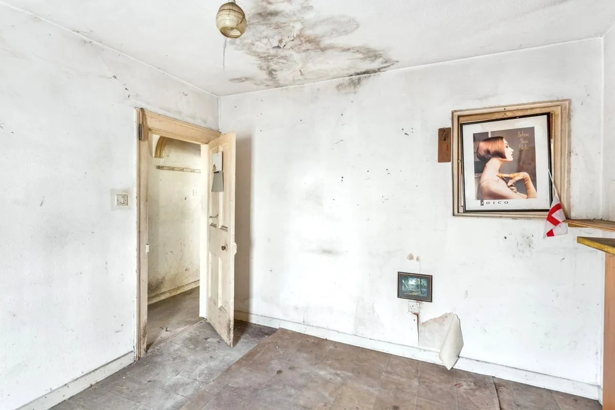 Online Property Auction in London: Whiteway Road, Bristol, BS5 7QR | Auction ends 17/09/2025, a Guide Price of £100,000+.