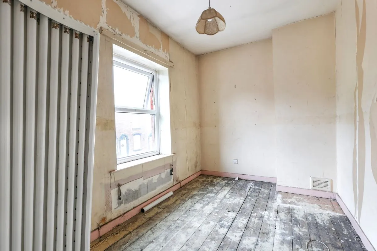 Online Property Auction in London: Stoneleigh Street, Oldham, OL1 4LE | Auction ends 17/09/2025, a Guide Price of £40,000+.
