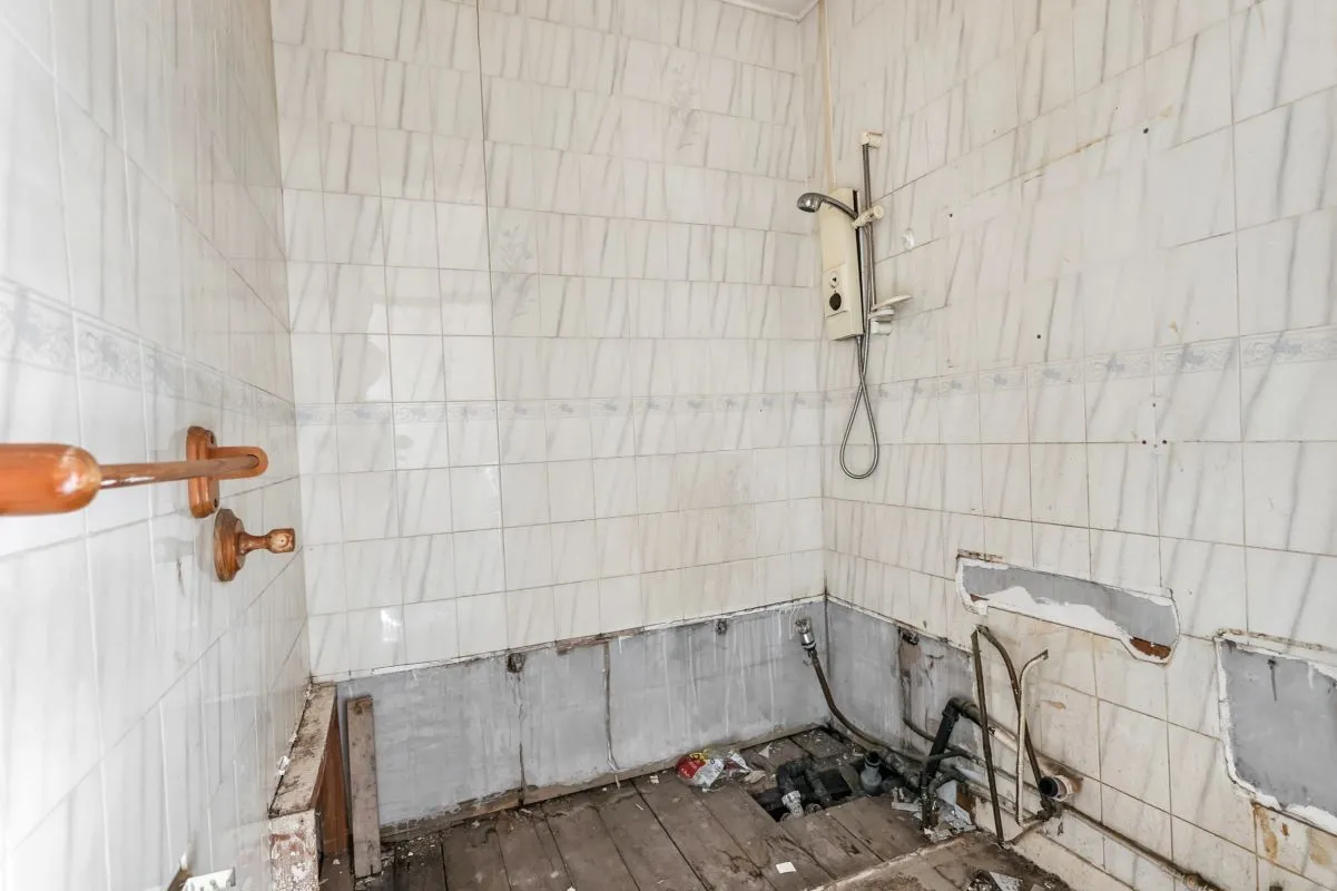 Online Property Auction in London: Stoneleigh Street, Oldham, OL1 4LE | Auction ends 17/09/2025, a Guide Price of £40,000+.