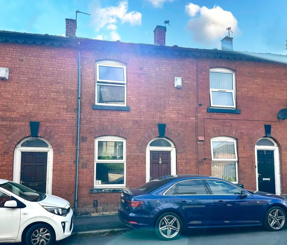 Online Property Auction in London: Stoneleigh Street, Oldham, OL1 4LE | Auction ends 17/09/2025, a Guide Price of £40,000+.
