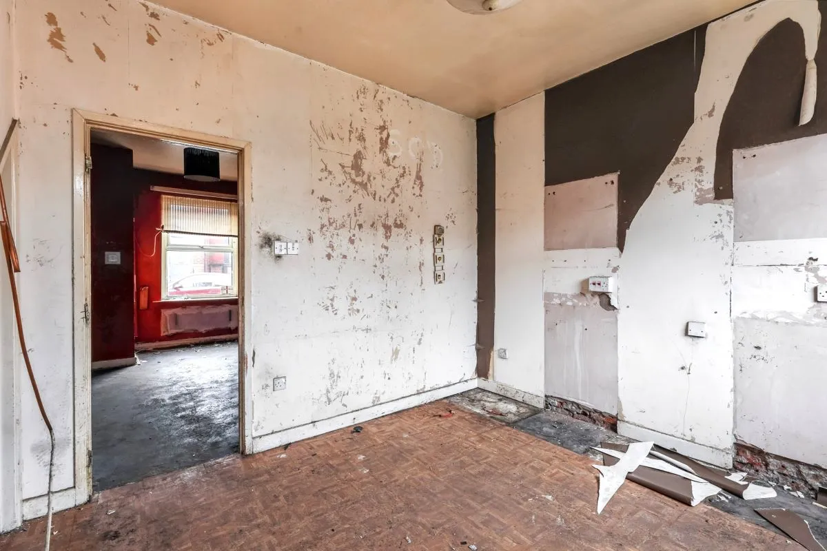 Online Property Auction in London: Stoneleigh Street, Oldham, OL1 4LE | Auction ends 17/09/2025, a Guide Price of £40,000+.