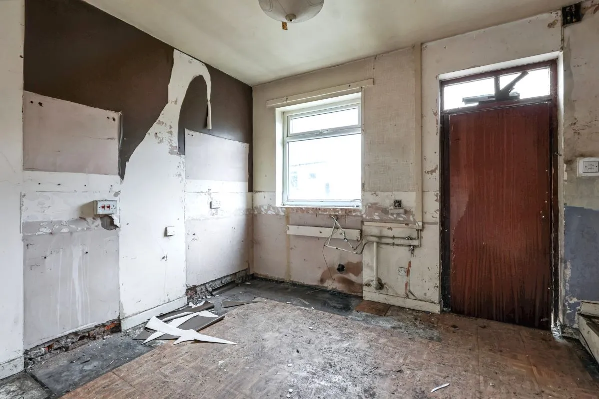Online Property Auction in London: Stoneleigh Street, Oldham, OL1 4LE | Auction ends 17/09/2025, a Guide Price of £40,000+.