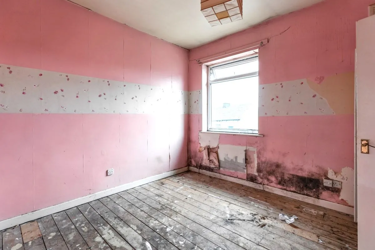 Online Property Auction in London: Stoneleigh Street, Oldham, OL1 4LE | Auction ends 17/09/2025, a Guide Price of £40,000+.