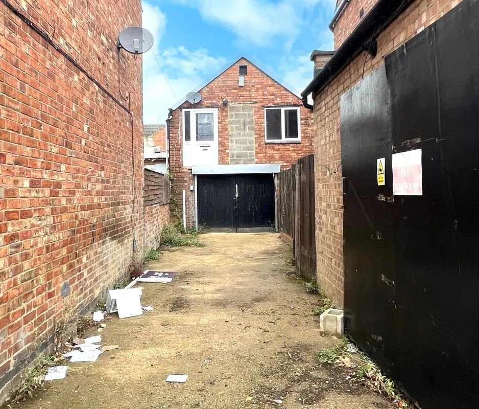 Online Property Auction in London: Canon Street, Kettering, Northamptonshire, NN16 8RD | Auction ends 17/09/2025, a Guide Price of £30,000+.