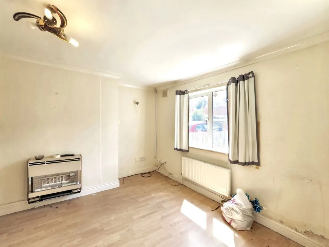 Online Property Auction in London: Shakespeare Avenue, Mansfield Woodhouse, Mansfield, NG19 8EX | Auction ends 17/09/2025, a Guide Price of £50,000+.