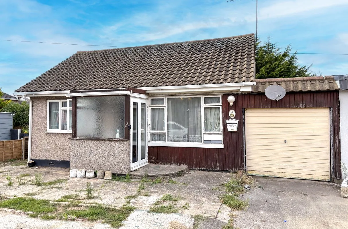 Online Property Auction in London: Cottesmore Close, Canvey Island, SS8 0EA | Auction ends 17/09/2025, a Guide Price of £100,000+.