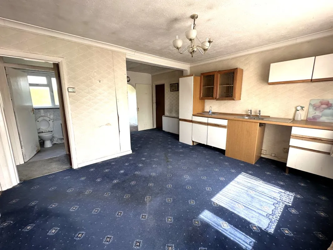 Online Property Auction in London: Cottesmore Close, Canvey Island, SS8 0EA | Auction ends 17/09/2025, a Guide Price of £100,000+.