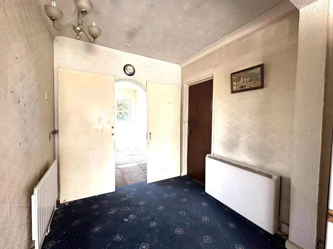 Online Property Auction in London: Cottesmore Close, Canvey Island, SS8 0EA | Auction ends 17/09/2025, a Guide Price of £100,000+.