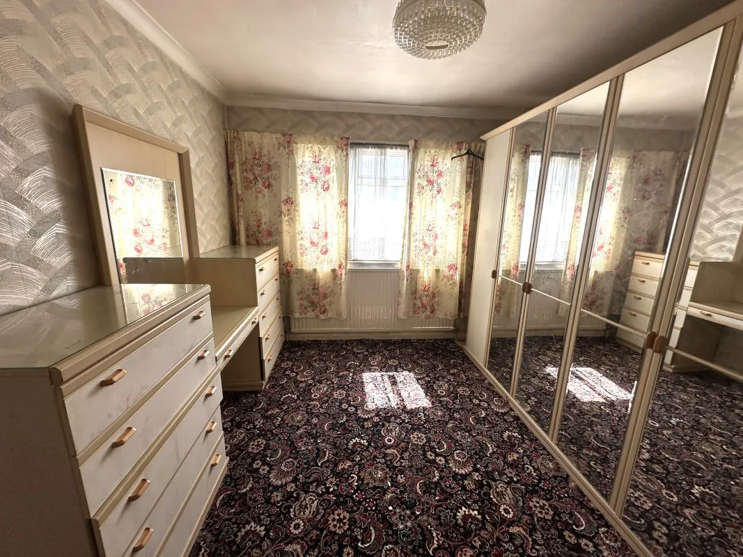 Online Property Auction in London: Cottesmore Close, Canvey Island, SS8 0EA | Auction ends 17/09/2025, a Guide Price of £100,000+.