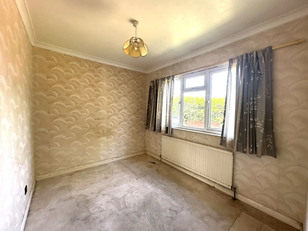 Online Property Auction in London: Cottesmore Close, Canvey Island, SS8 0EA | Auction ends 17/09/2025, a Guide Price of £100,000+.
