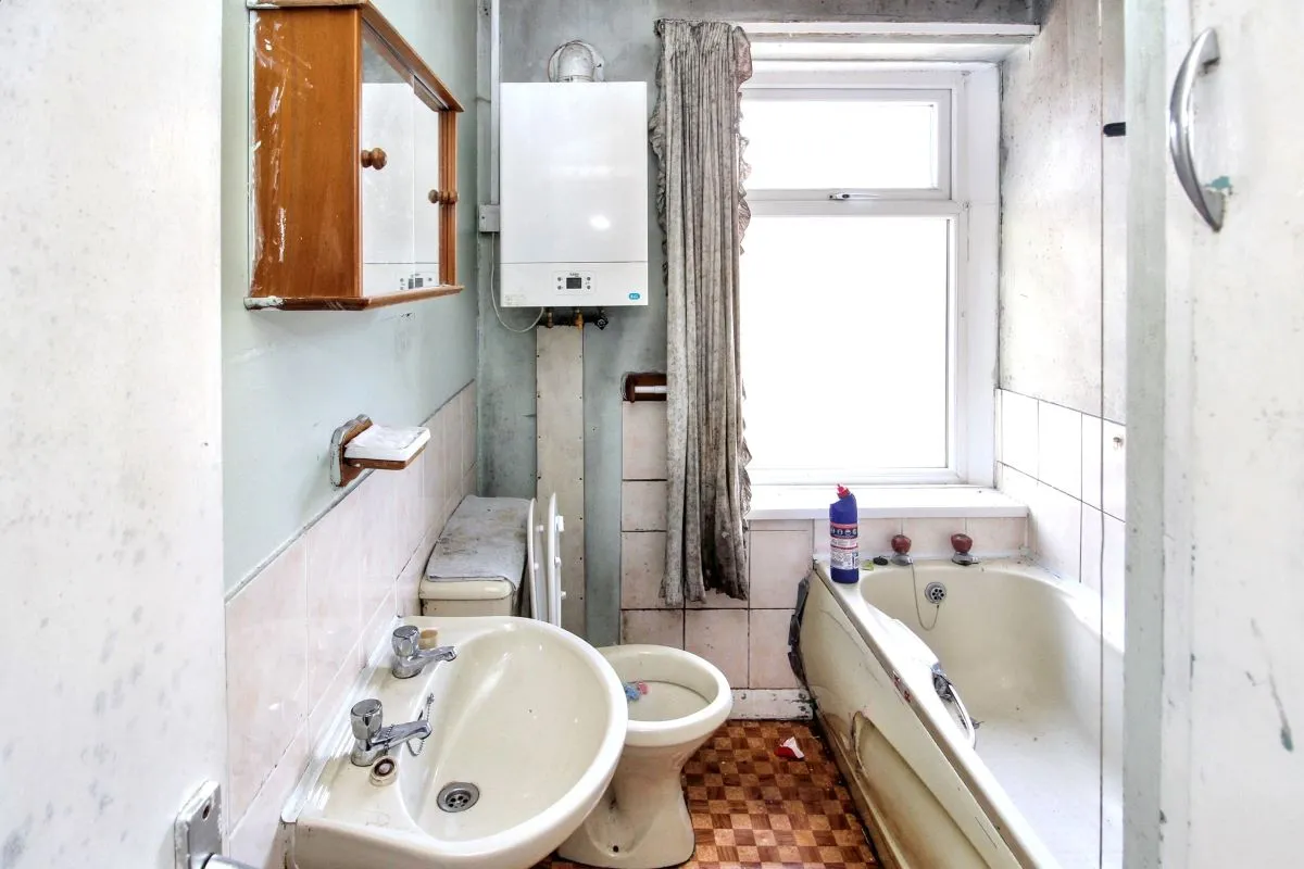 Online Property Auction in London: Church Street, Paddock, Huddersfield, HD1 4UD | Auction ends 17/09/2025, a Guide Price of £20,000+.