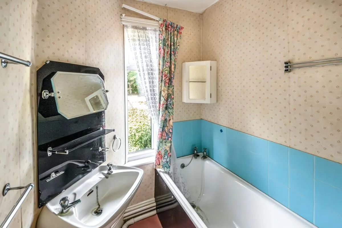 Online Property Auction in London: Ling Crag, Fairfield Road, Blandford Forum, DT11 7BZ | Auction ends 17/09/2025, a Guide Price of £110,000+.