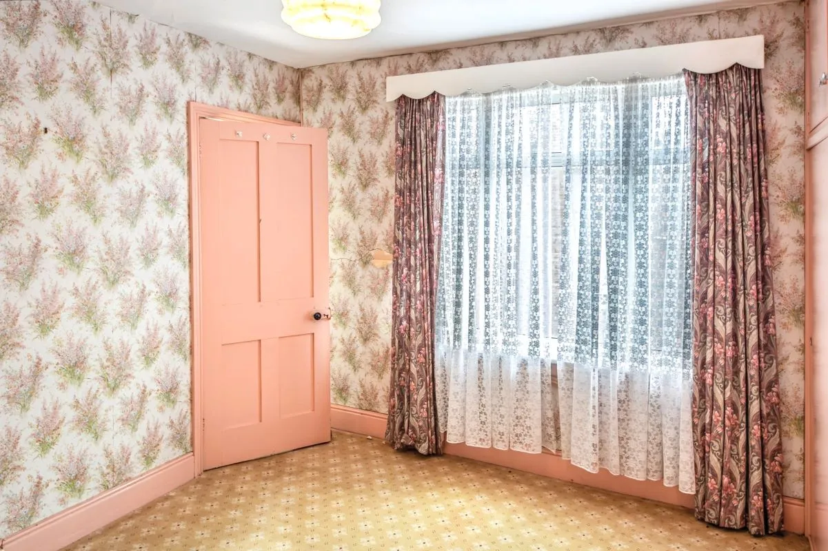 Online Property Auction in London: Ling Crag, Fairfield Road, Blandford Forum, DT11 7BZ | Auction ends 17/09/2025, a Guide Price of £110,000+.