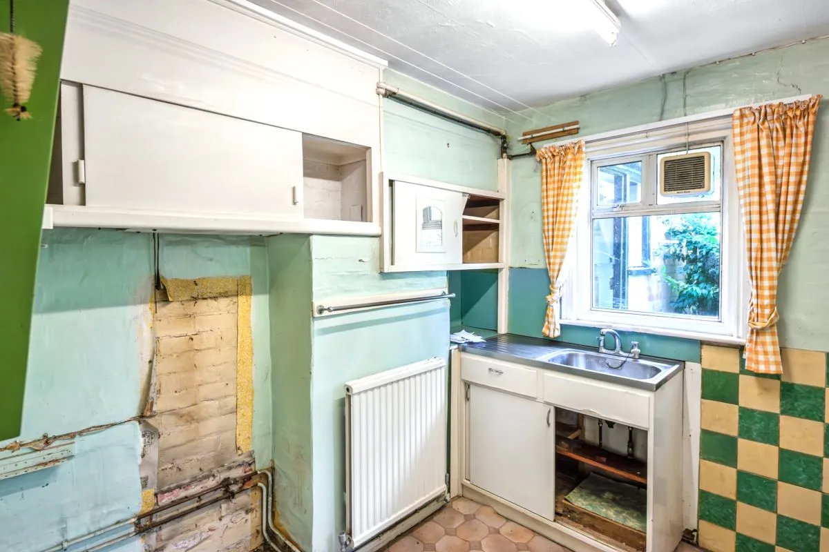 Online Property Auction in London: Ling Crag, Fairfield Road, Blandford Forum, DT11 7BZ | Auction ends 17/09/2025, a Guide Price of £110,000+.