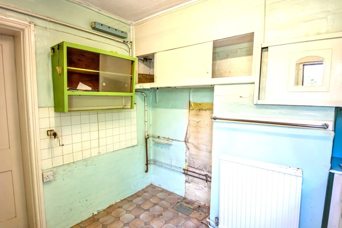 Online Property Auction in London: Ling Crag, Fairfield Road, Blandford Forum, DT11 7BZ | Auction ends 17/09/2025, a Guide Price of £110,000+.
