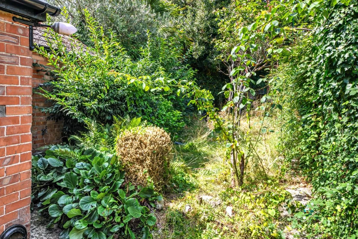 Online Property Auction in London: Ling Crag, Fairfield Road, Blandford Forum, DT11 7BZ | Auction ends 17/09/2025, a Guide Price of £110,000+.