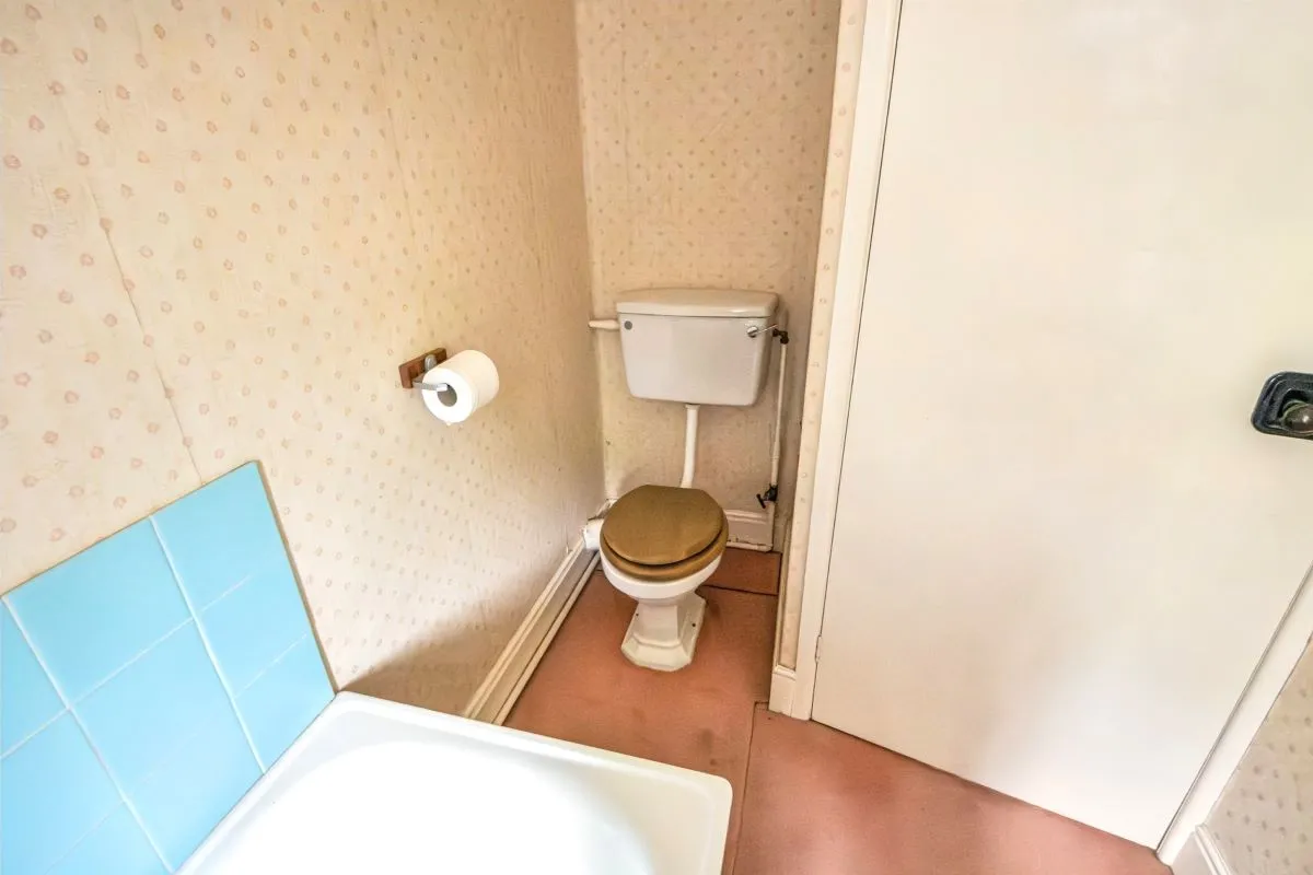 Online Property Auction in London: Ling Crag, Fairfield Road, Blandford Forum, DT11 7BZ | Auction ends 17/09/2025, a Guide Price of £110,000+.