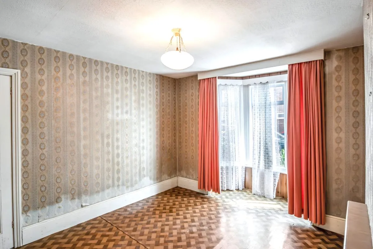 Online Property Auction in London: Ling Crag, Fairfield Road, Blandford Forum, DT11 7BZ | Auction ends 17/09/2025, a Guide Price of £110,000+.