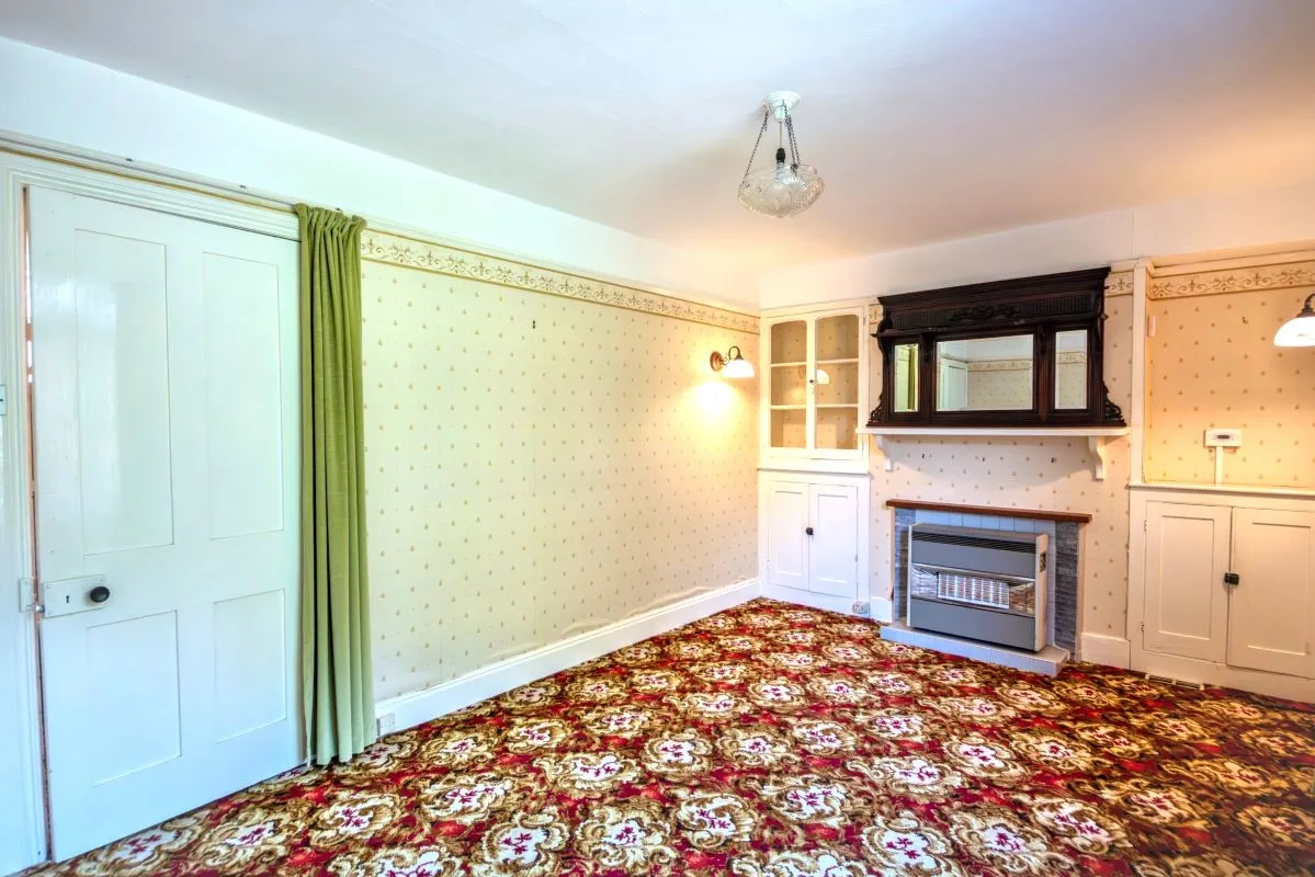Online Property Auction in London: Ling Crag, Fairfield Road, Blandford Forum, DT11 7BZ | Auction ends 17/09/2025, a Guide Price of £110,000+.