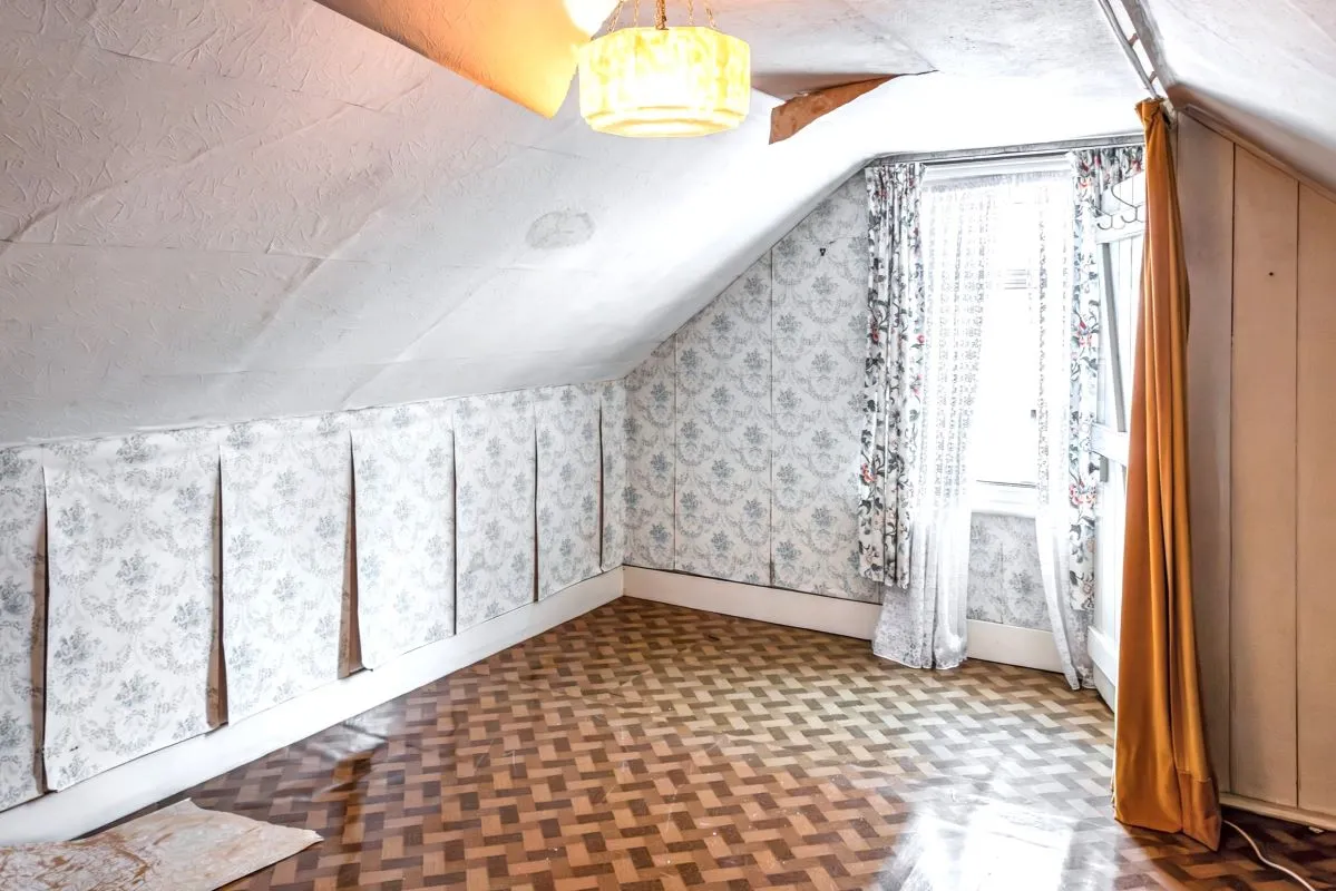 Online Property Auction in London: Ling Crag, Fairfield Road, Blandford Forum, DT11 7BZ | Auction ends 17/09/2025, a Guide Price of £110,000+.