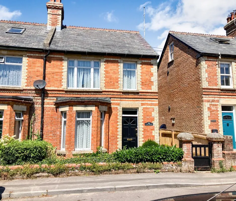 Online Property Auction in London: Ling Crag, Fairfield Road, Blandford Forum, DT11 7BZ | Auction ends 17/09/2025, a Guide Price of £110,000+.