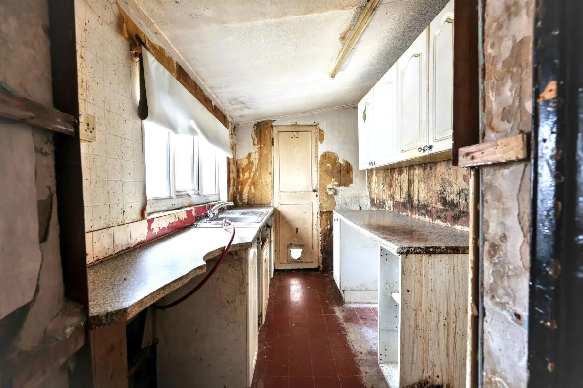 Online Property Auction in London: Broad Oak Lane, Bury, BL9 7SE | Auction ends 17/09/2025, a Guide Price of £40,000+.