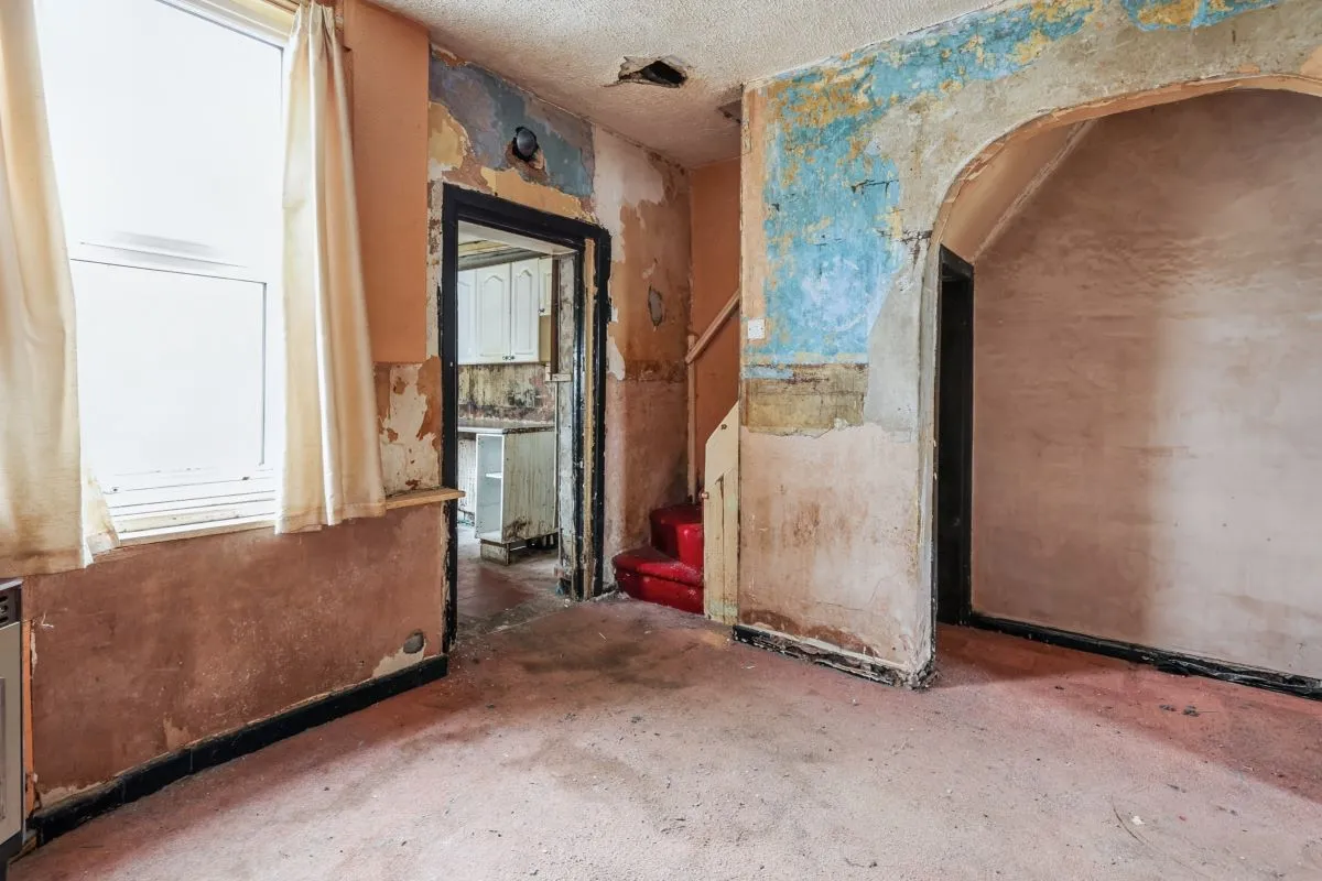 Online Property Auction in London: Broad Oak Lane, Bury, BL9 7SE | Auction ends 17/09/2025, a Guide Price of £40,000+.