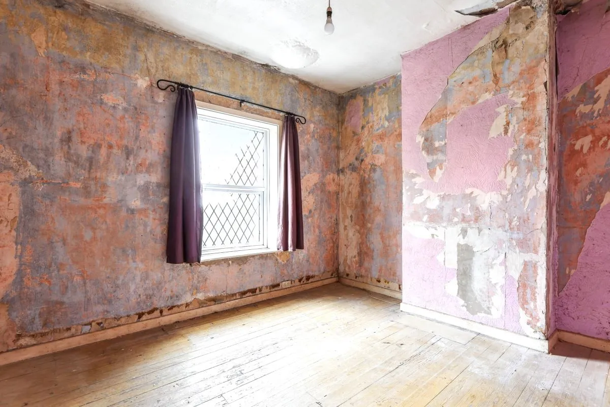Online Property Auction in London: Broad Oak Lane, Bury, BL9 7SE | Auction ends 17/09/2025, a Guide Price of £40,000+.