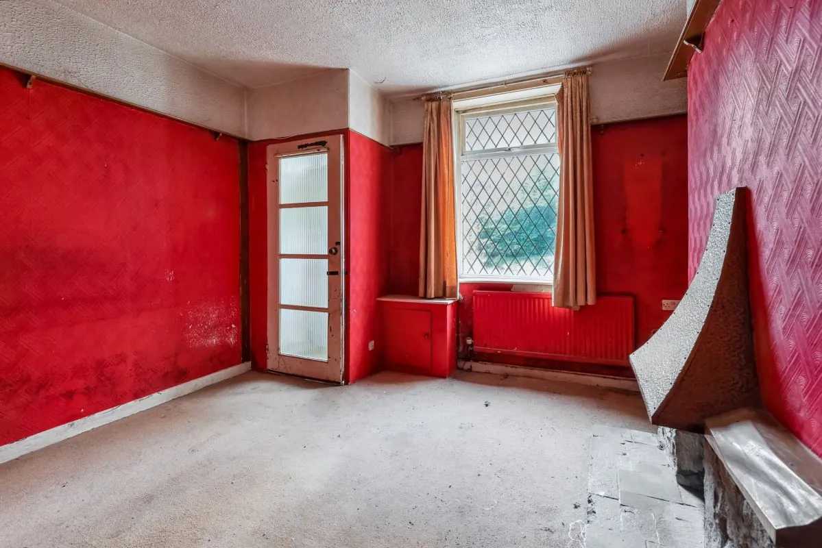 Online Property Auction in London: Broad Oak Lane, Bury, BL9 7SE | Auction ends 17/09/2025, a Guide Price of £40,000+.