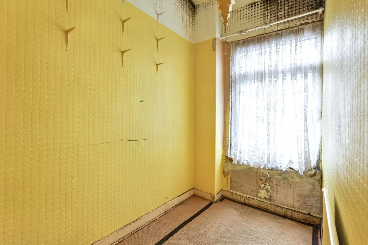 Online Property Auction in London: Broad Oak Lane, Bury, BL9 7SE | Auction ends 17/09/2025, a Guide Price of £40,000+.