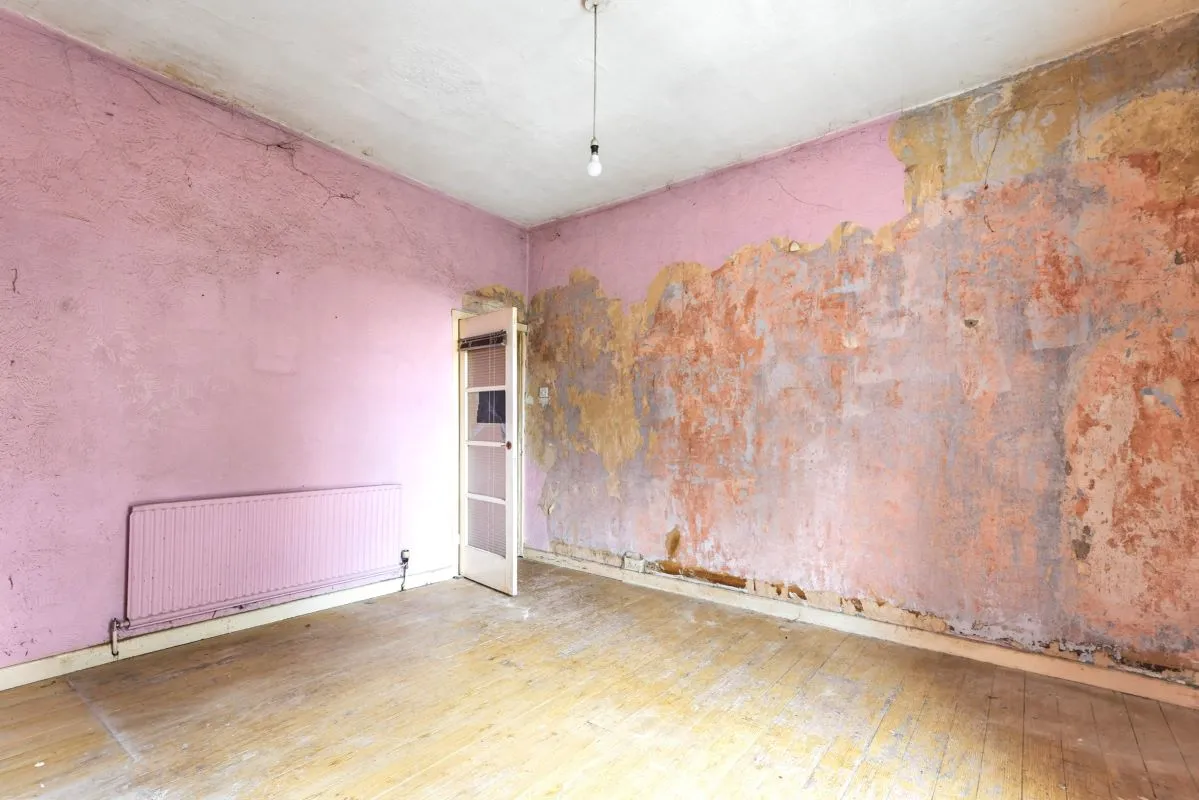 Online Property Auction in London: Broad Oak Lane, Bury, BL9 7SE | Auction ends 17/09/2025, a Guide Price of £40,000+.