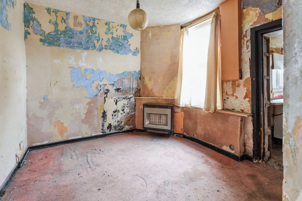 Online Property Auction in London: Broad Oak Lane, Bury, BL9 7SE | Auction ends 17/09/2025, a Guide Price of £40,000+.