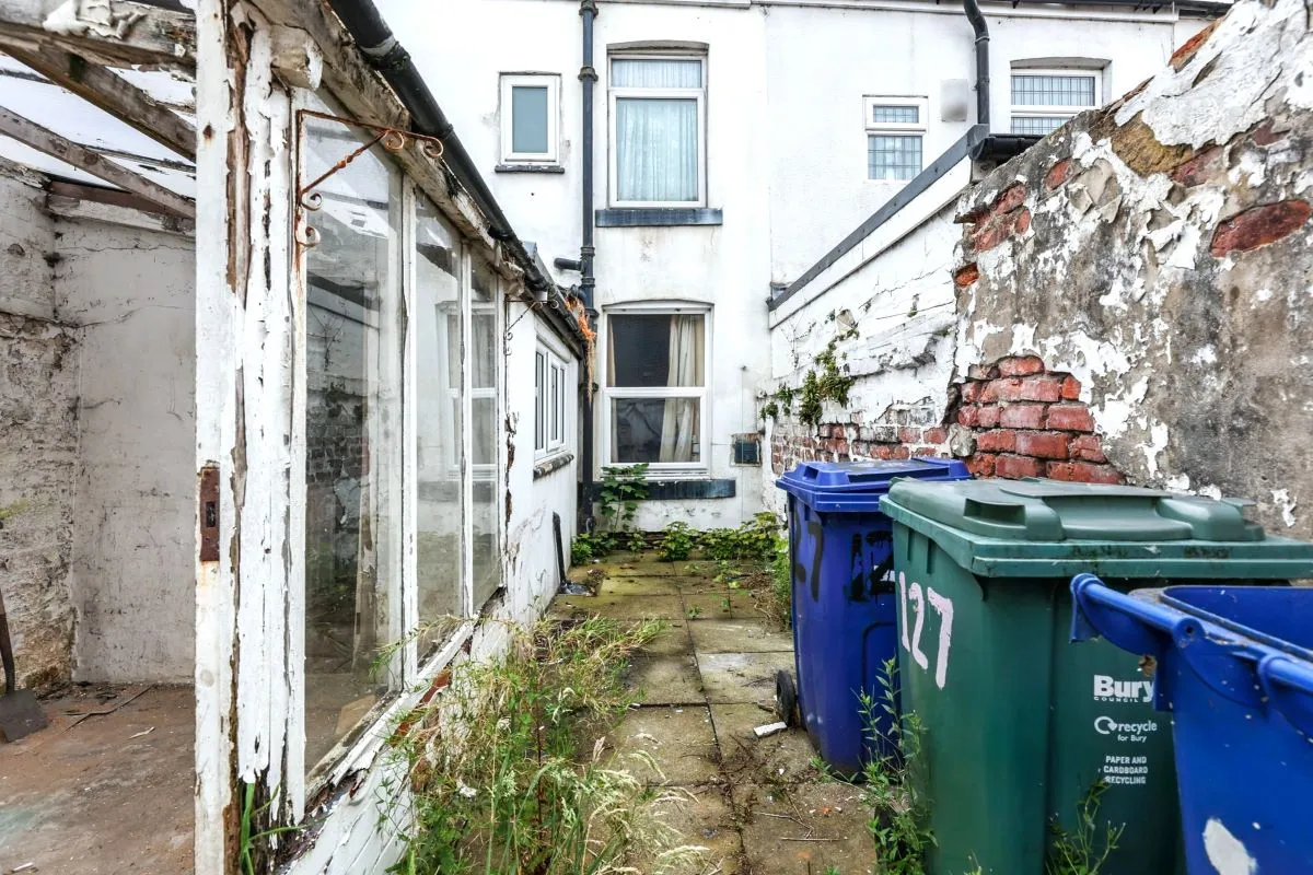 Online Property Auction in London: Broad Oak Lane, Bury, BL9 7SE | Auction ends 17/09/2025, a Guide Price of £40,000+.