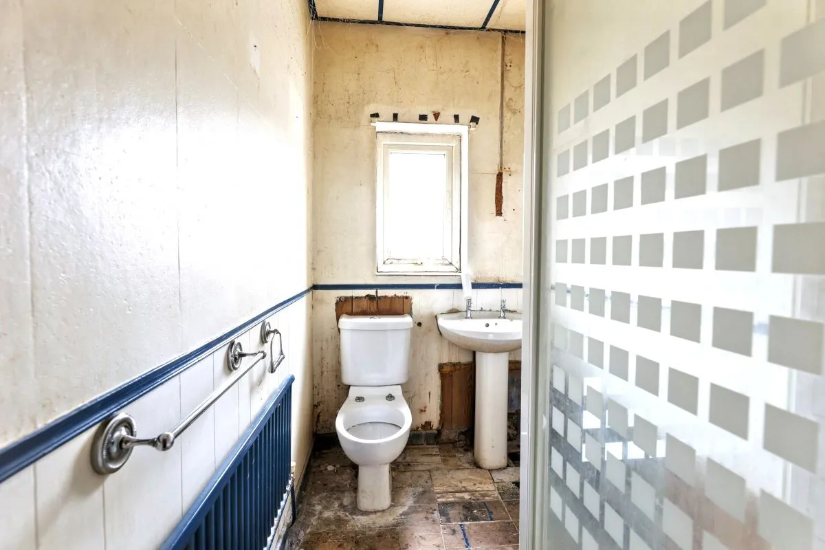 Online Property Auction in London: Broad Oak Lane, Bury, BL9 7SE | Auction ends 17/09/2025, a Guide Price of £40,000+.