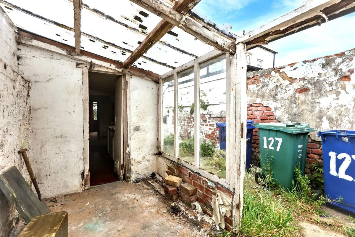 Online Property Auction in London: Broad Oak Lane, Bury, BL9 7SE | Auction ends 17/09/2025, a Guide Price of £40,000+.