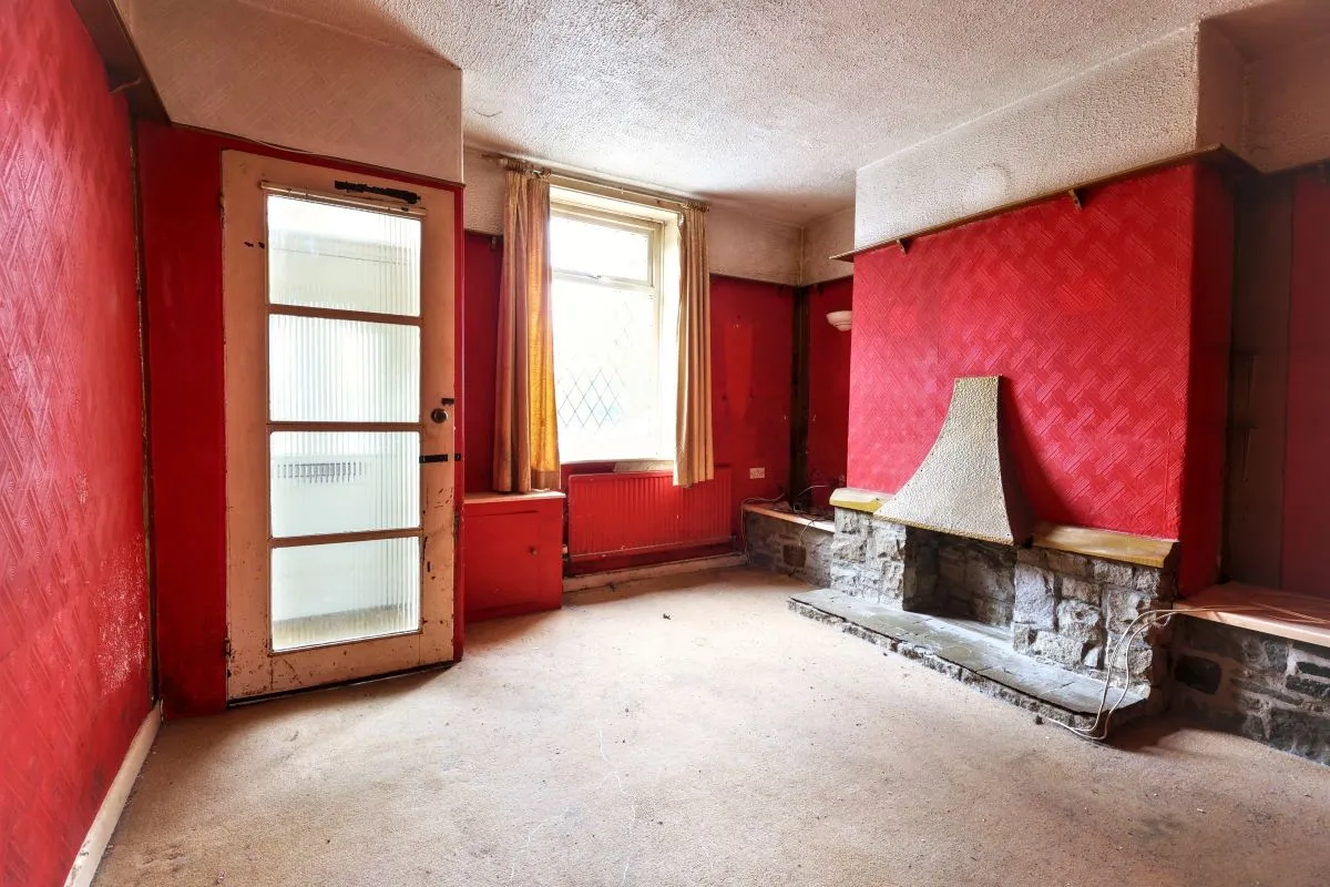 Online Property Auction in London: Broad Oak Lane, Bury, BL9 7SE | Auction ends 17/09/2025, a Guide Price of £40,000+.
